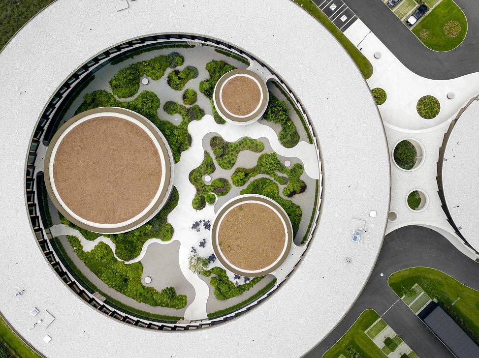 bird's eye view of courtyard garden | drone photo © Chris Zenz