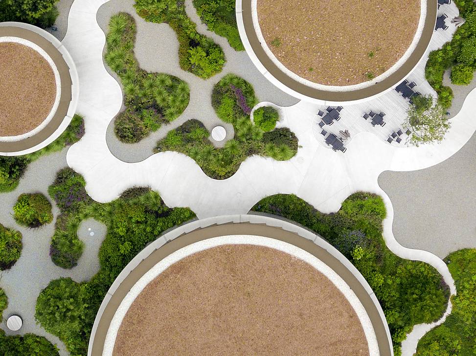 bird's eye view of courtyard garden | drone photo © Chris Zenz