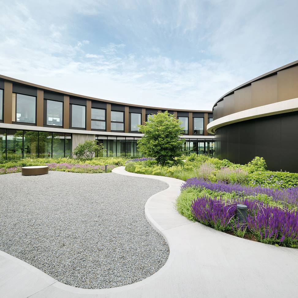 courtyard garden | photo © paul ott photografiert
