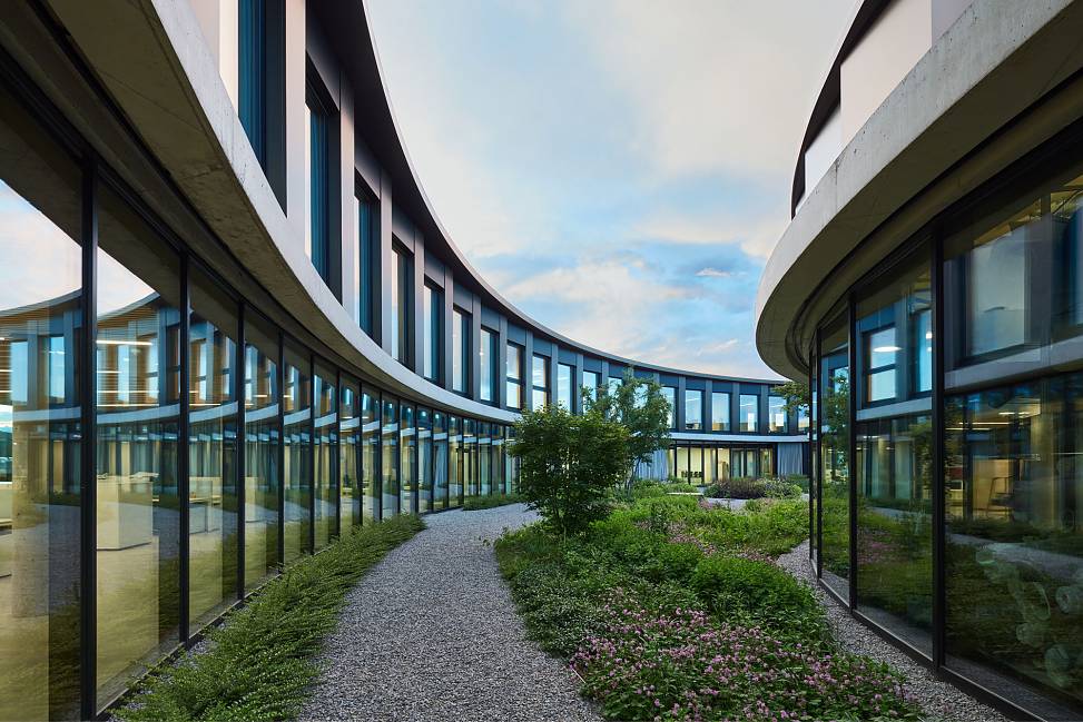 courtyard garden | photo © Bruno Klomfar