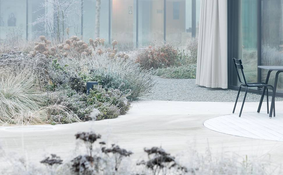 courtyard garden in winter © paul ott photografiert